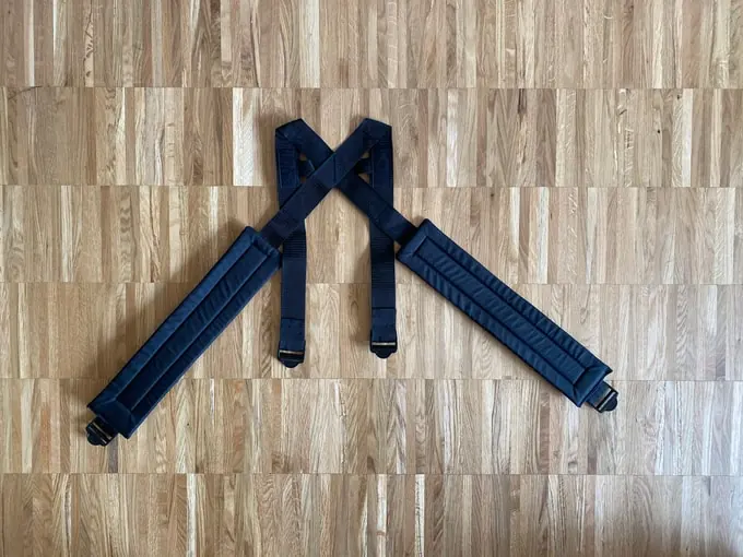 Überkreuzt vernähte Schultergurte aus 40 mm Gurtband